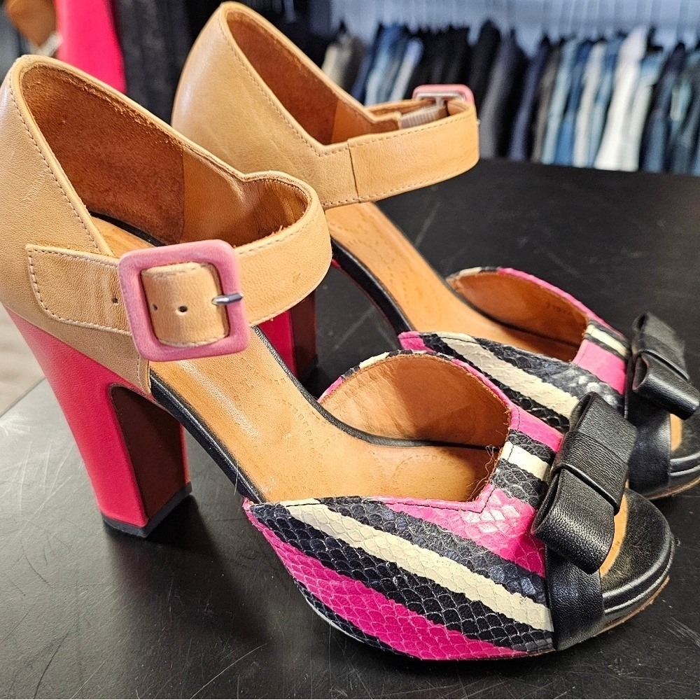 Stylish Vintage Pink and Black Heels. Size‎ 7.5